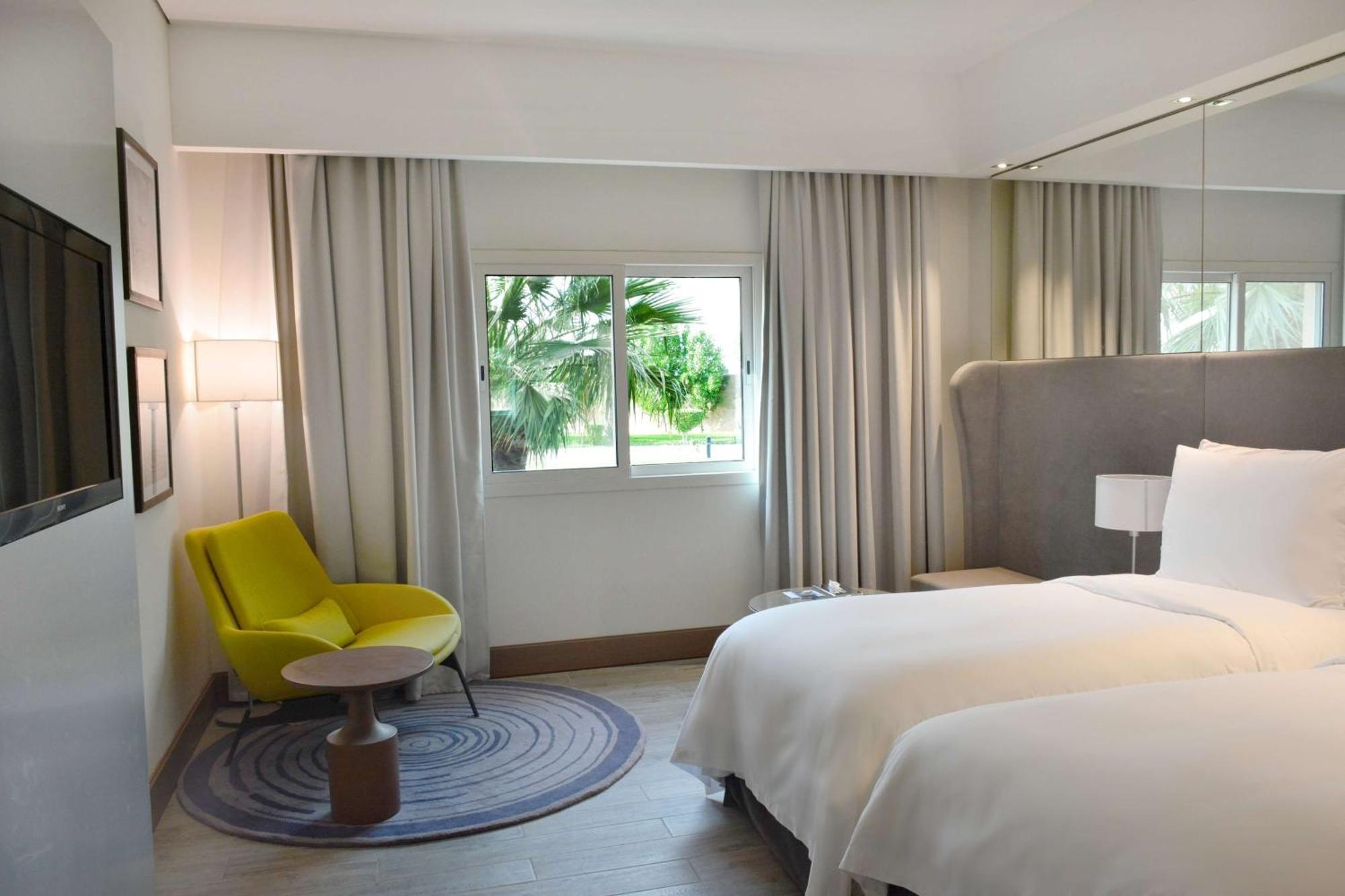 Radisson Blu Resort, Al Khobar Халф Мун-Бэй Экстерьер фото A room at the hotel