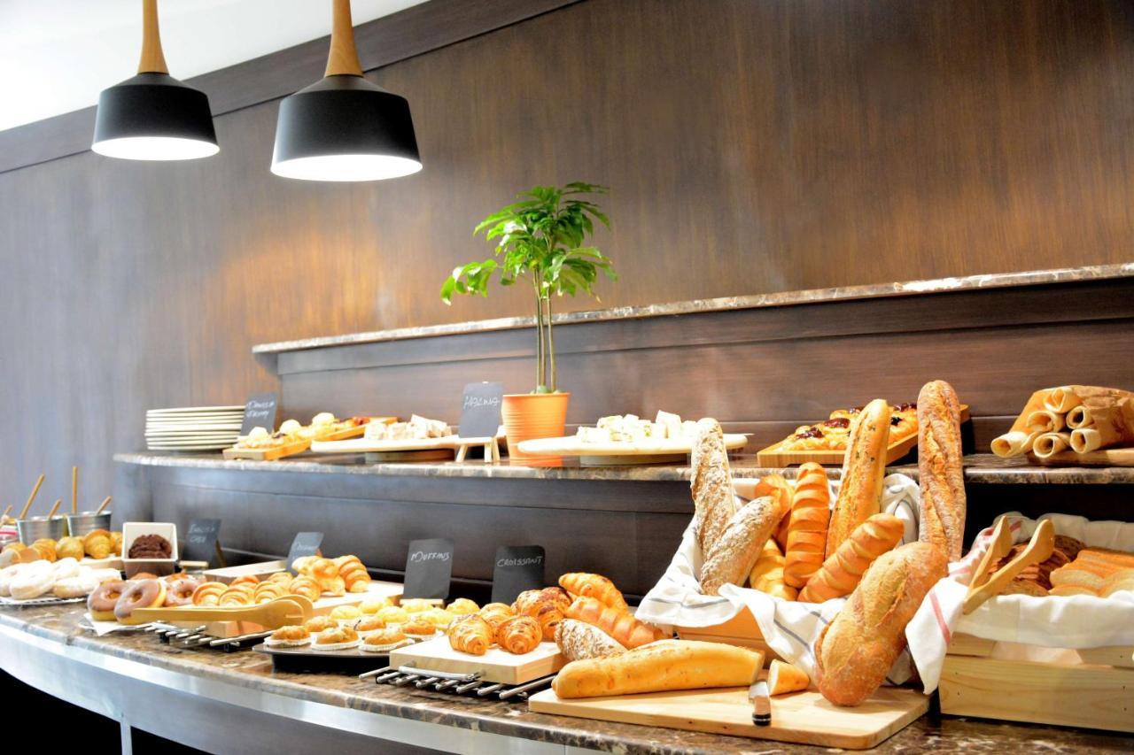 Radisson Blu Resort, Al Khobar Халф Мун-Бэй Экстерьер фото A bread buffet at a hotel