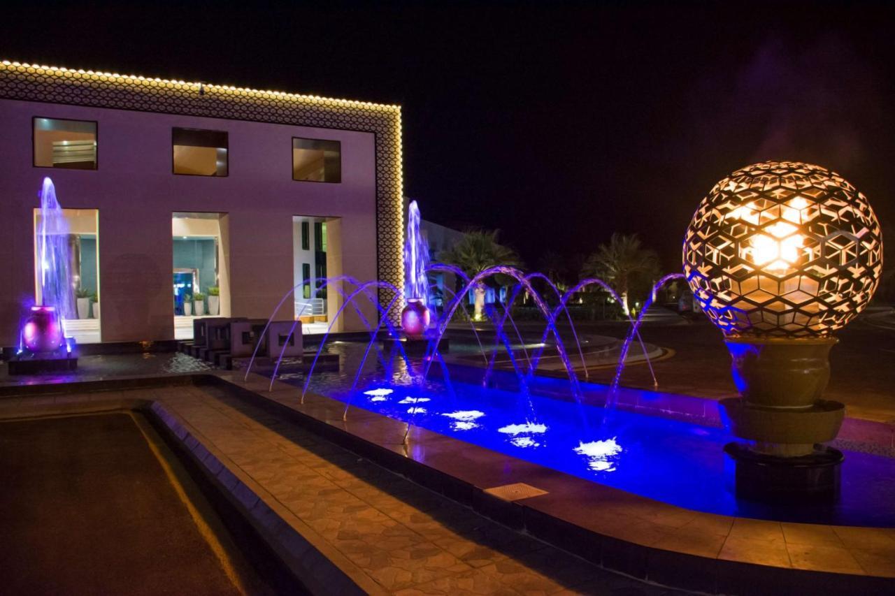 Radisson Blu Resort, Al Khobar Халф Мун-Бэй Экстерьер фото Fountain at the hotel