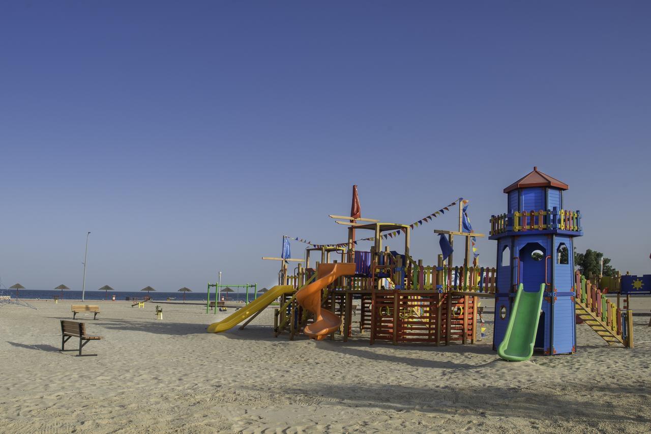 Radisson Blu Resort, Al Khobar Халф Мун-Бэй Экстерьер фото Playground on the beach