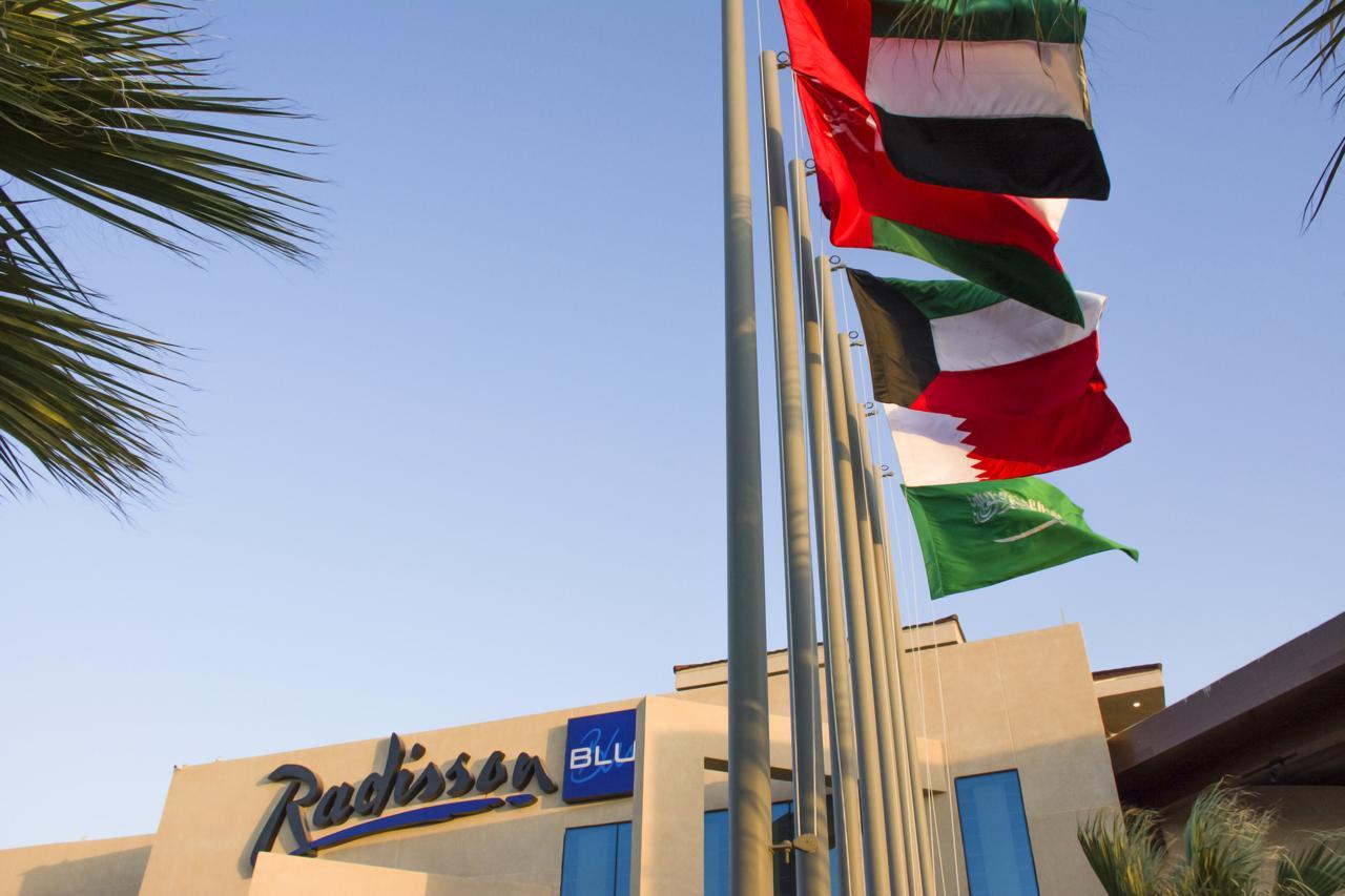 Radisson Blu Resort, Al Khobar Халф Мун-Бэй Экстерьер фото Flags of the six Gulf Cooperation Council nations at a hotel in the United Arab Emirates