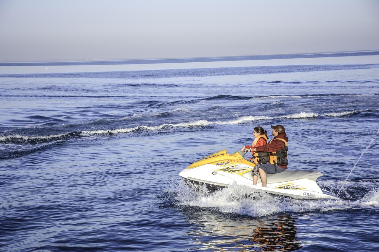 Radisson Blu Resort, Al Khobar Халф Мун-Бэй Экстерьер фото Jet skiing in the Mediterranean