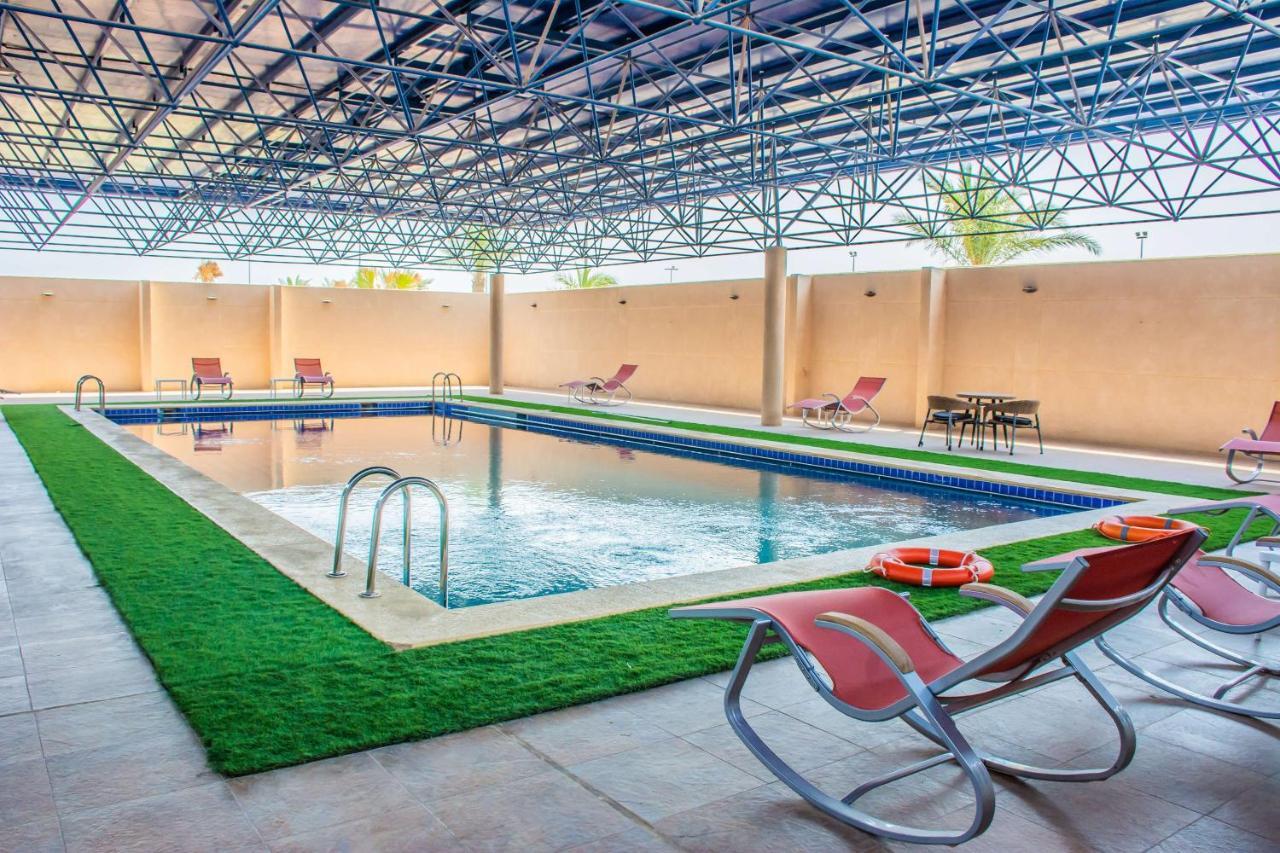 Radisson Blu Resort, Al Khobar Халф Мун-Бэй Экстерьер фото Swimming pool at the hotel