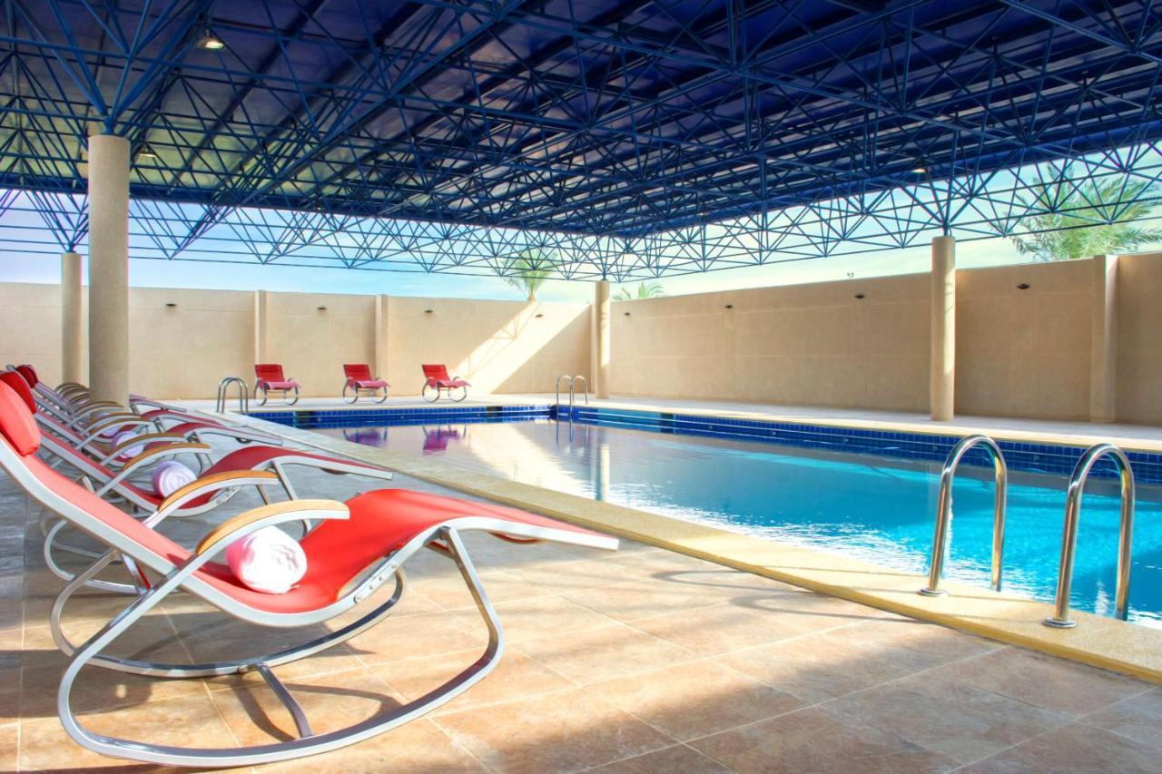 Radisson Blu Resort, Al Khobar Халф Мун-Бэй Экстерьер фото Swimming pool at the hotel