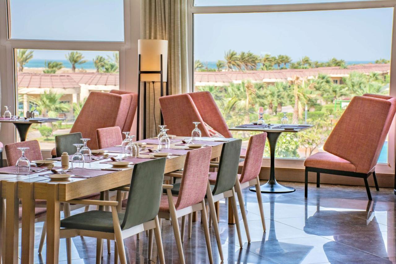 Radisson Blu Resort, Al Khobar Халф Мун-Бэй Экстерьер фото The restaurant