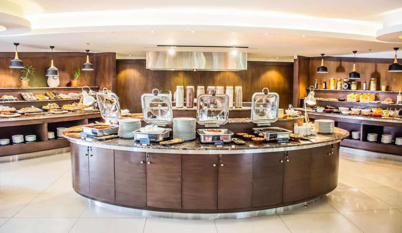 Radisson Blu Resort, Al Khobar Халф Мун-Бэй Экстерьер фото A buffet at a hotel