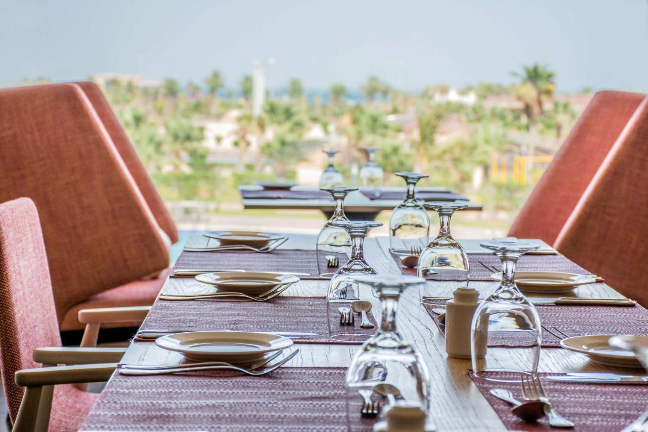 Radisson Blu Resort, Al Khobar Халф Мун-Бэй Экстерьер фото The Deck